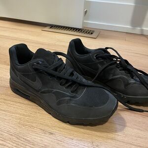 Nike women’s black air max